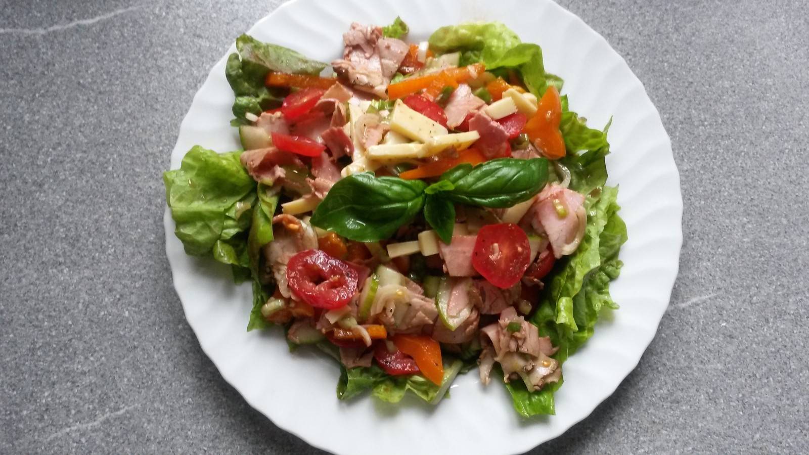 Bunter Salat mit Schinken und Käse