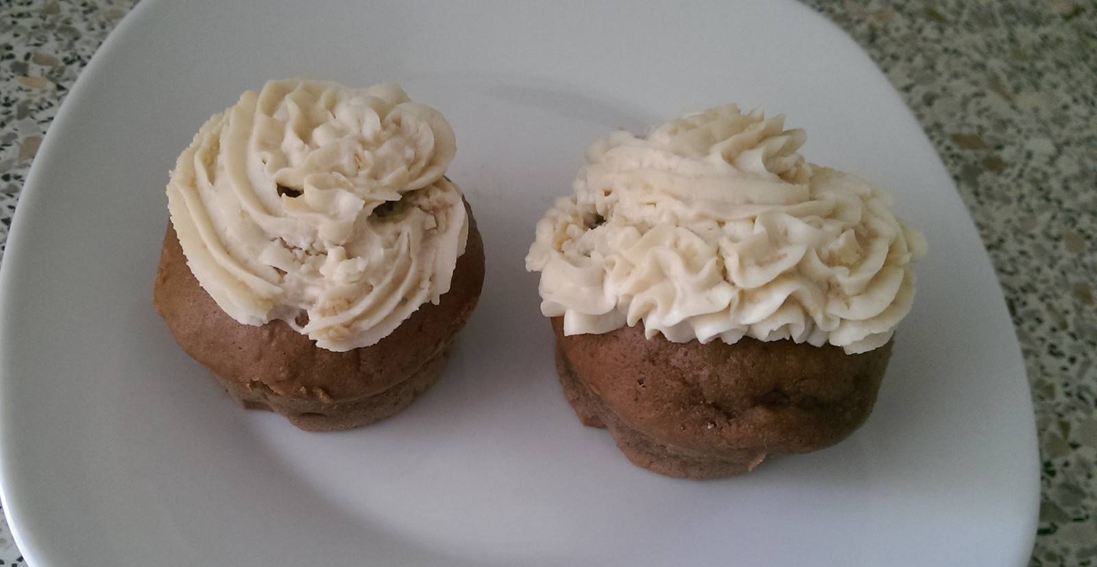 Cupcakes mit weißem Schokolade Topping