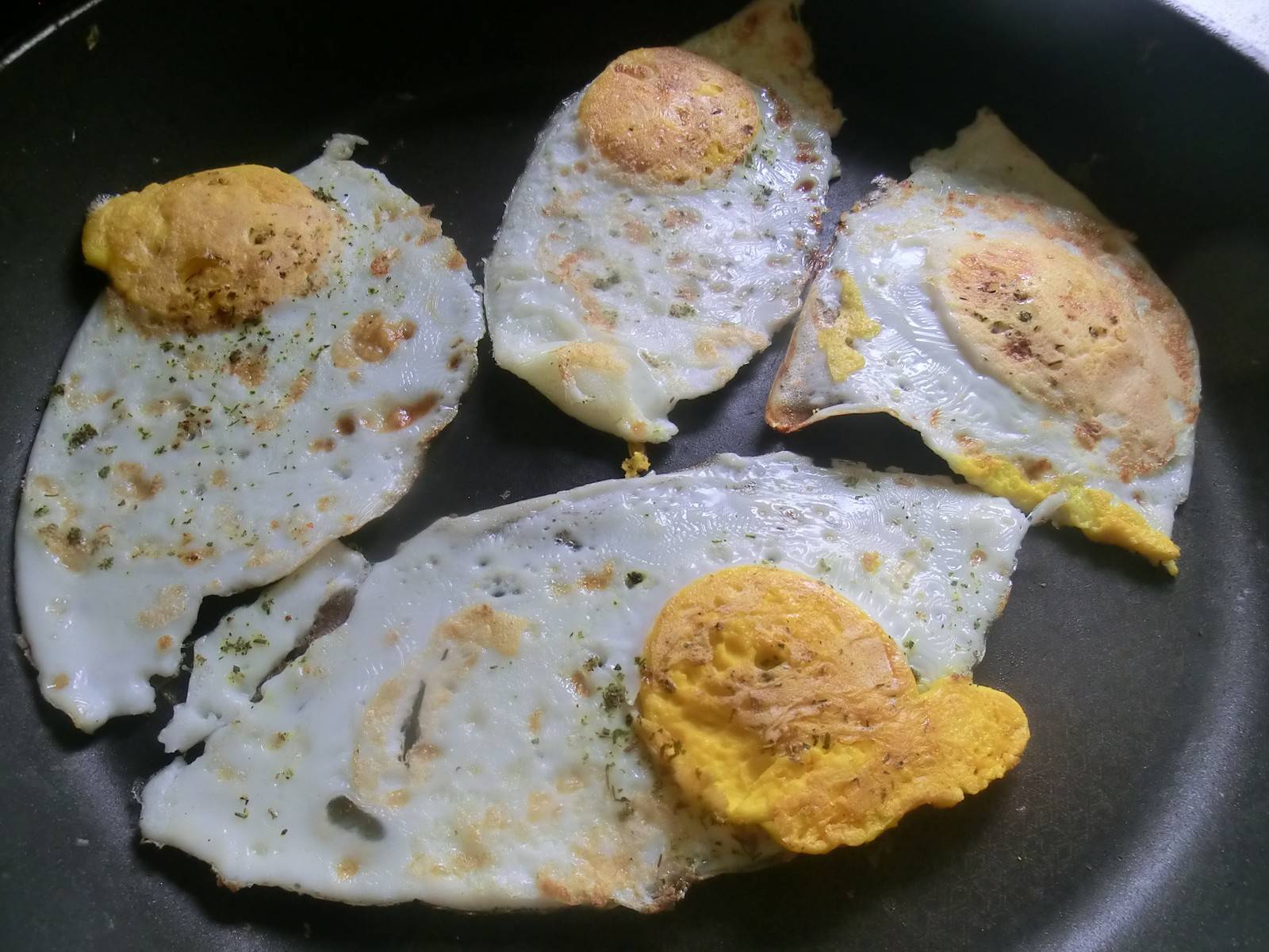 Spiegeleier mit Kräutersalz
