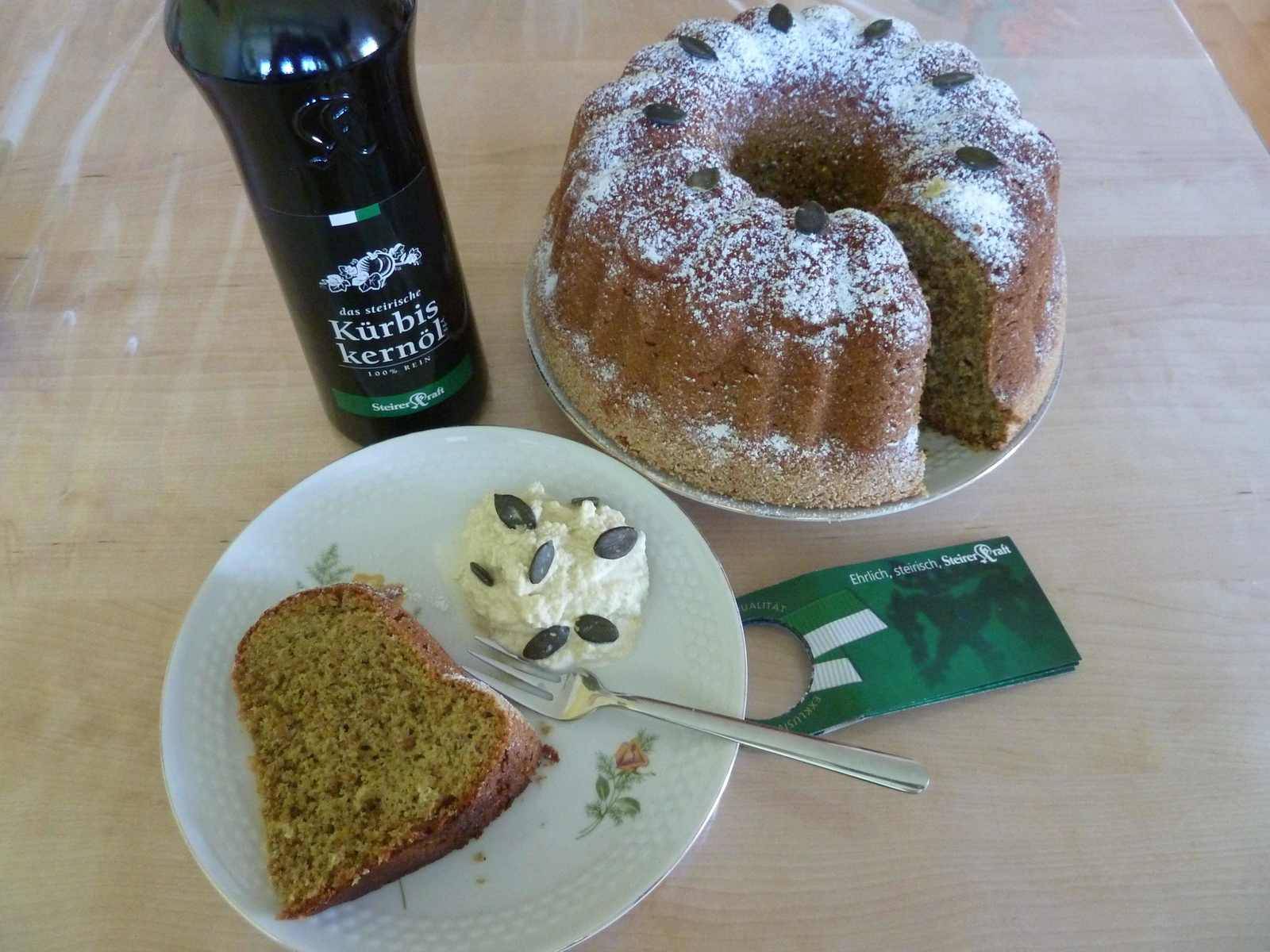 Steirischer Kürbiskernöl-Gugelhupf (mit Kernöl-Schlagobers)