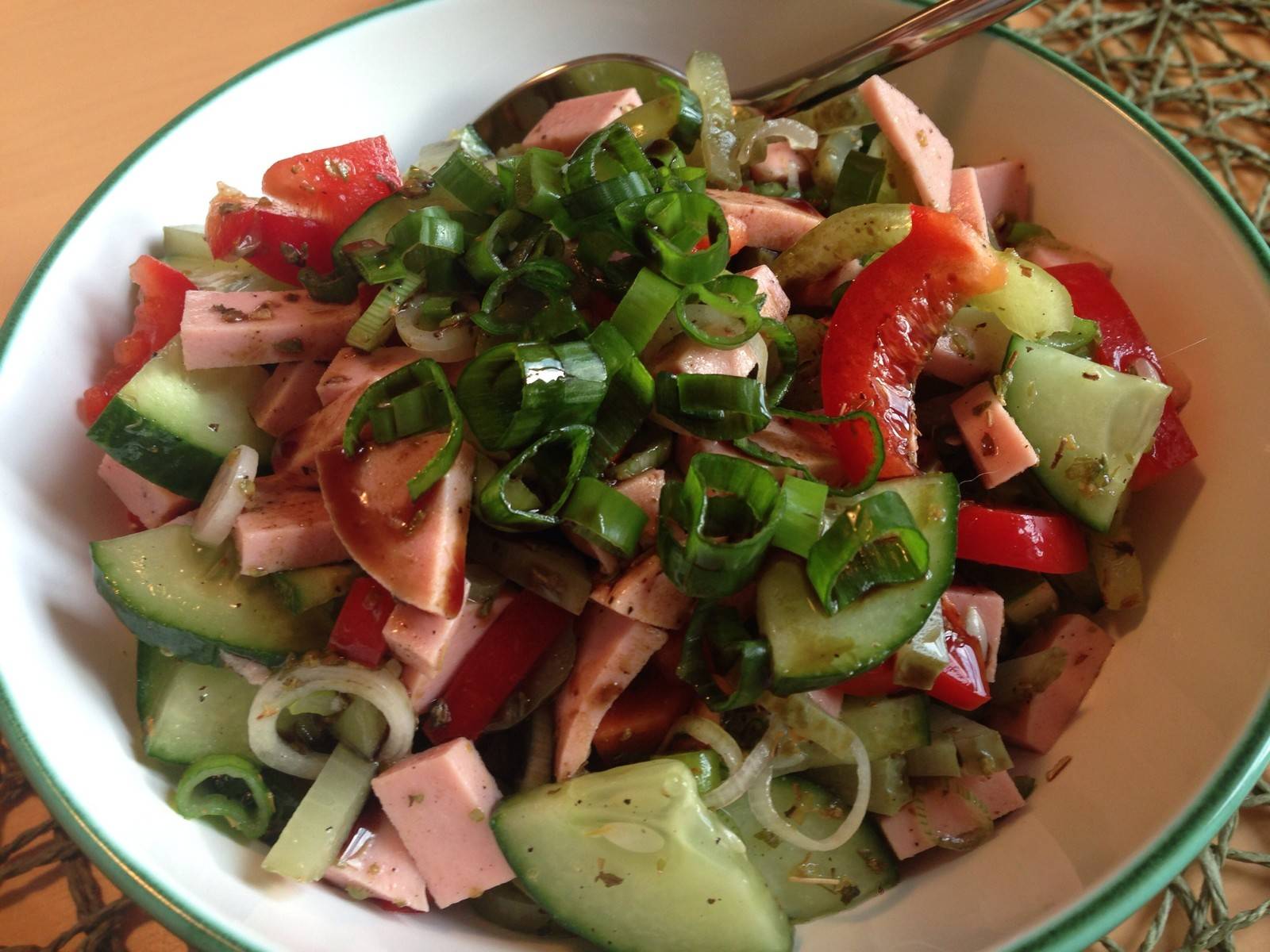 Bunter Wurstsalat mit Kernöl Rezept - ichkoche.de Bunter Wurstsalat mit Kernöl Rezept - ichkoche.de
