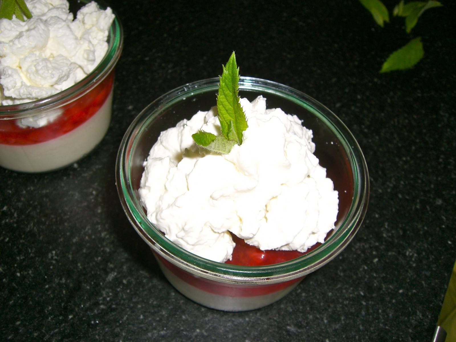 Joghurt-Panna-Cotta mit Erdbeeren und Minzobers Rezept - ichkoche.de