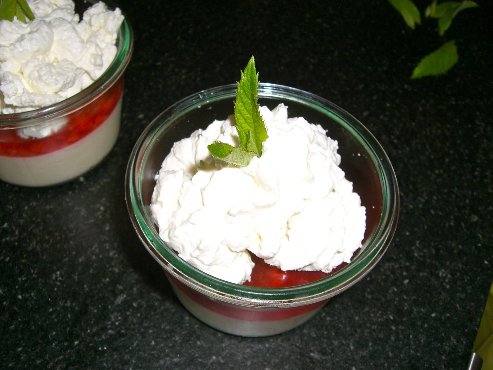 Joghurt-Panna-Cotta mit Erdbeeren und Minzobers