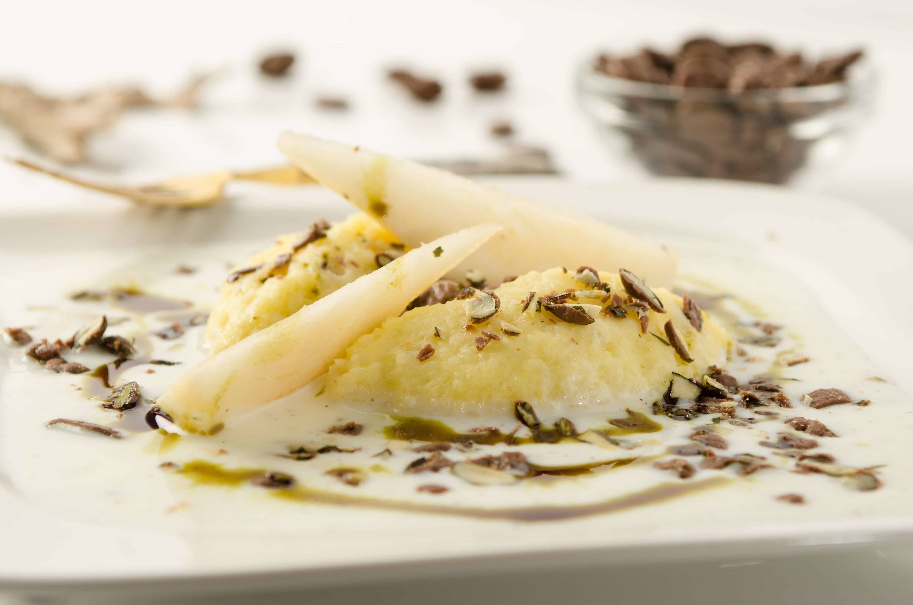 Birnen-Topfen-Nockerl auf Buttermilchcreme Rezept