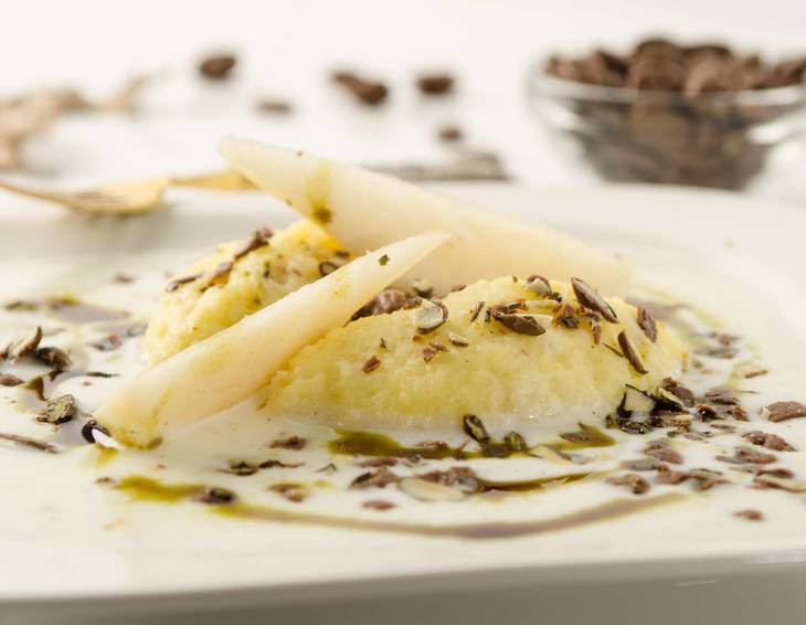 Birnen-Topfen-Nockerl auf Buttermilchcreme Birnen-Topfen-Nockerl auf Buttermilchcreme