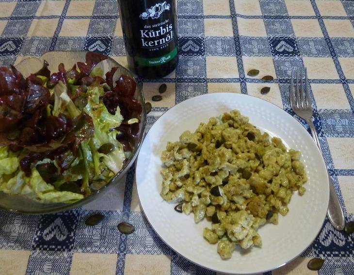 Kürbiskernspätzle mit grünem Salat