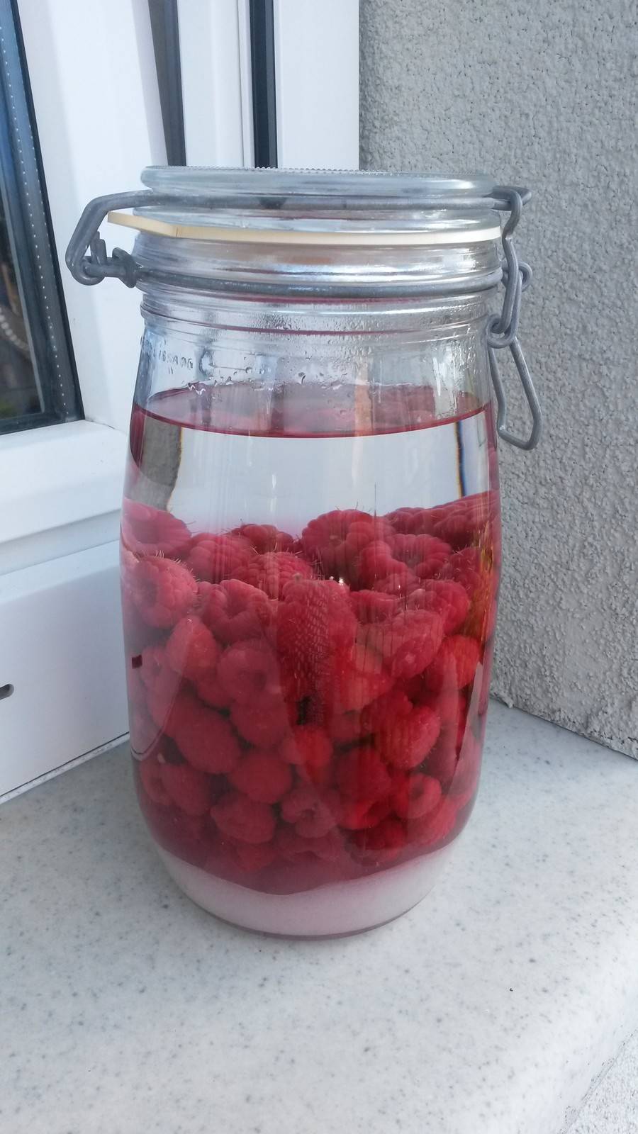 Himbeerlikör mit Rum Rezept - ichkoche.de Himbeerlikör mit Rum Rezept - ichkoche.de