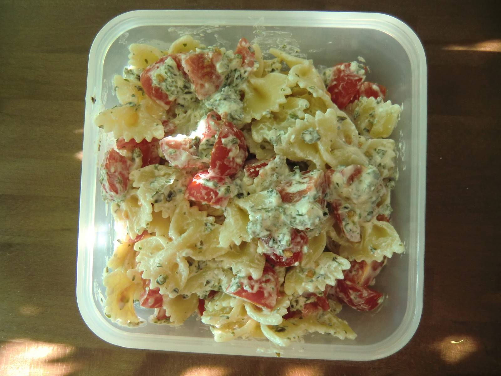 Kräuter-Nudelsalat mit Tomaten Rezept - ichkoche.de