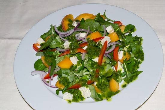 Fruchtiger Salat mit Rucolapesto