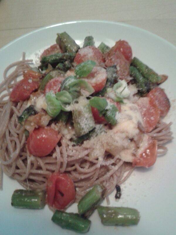 Vollkornpasta mit Spargel und Cocktail-Tomaten Rezept - ichkoche.de