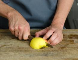 Schritt 1: Den Apfel knapp oberhalb des Kerngehäuses halbieren und in der Mitte durchschneiden, sodass 2 große Spalten entstehen. Schritt 1: Den Apfel knapp oberhalb des Kerngehäuses halbieren und in der Mitte durchschneiden, sodass 2 große Spalten entstehen.