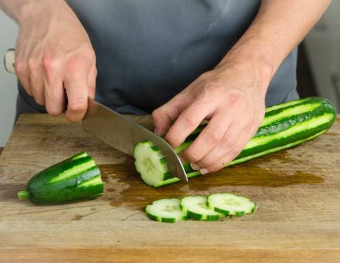 Schritt 2: Die Gurke in dünne Scheiben schneiden.