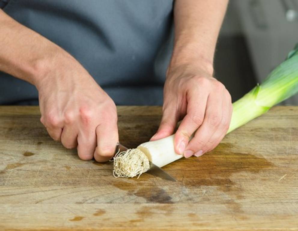 Schritt 1: Strunk abschneiden. Schritt 1: Strunk abschneiden.