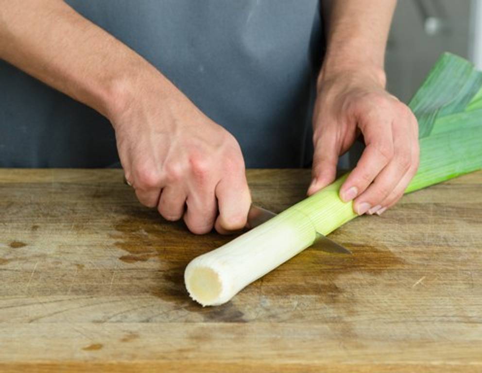 Schritt 2: Den weißen vom grünen Teil trennen. Schritt 2: Den weißen vom grünen Teil trennen.