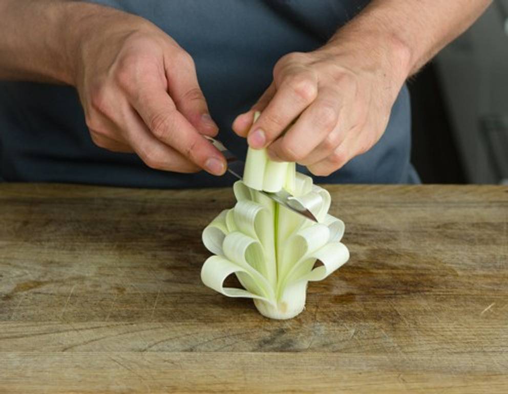 Schritt 8: Die einzelnen Lagen als Schleifen nach unten stecken. Schritt 8: Die einzelnen Lagen als Schleifen nach unten stecken.