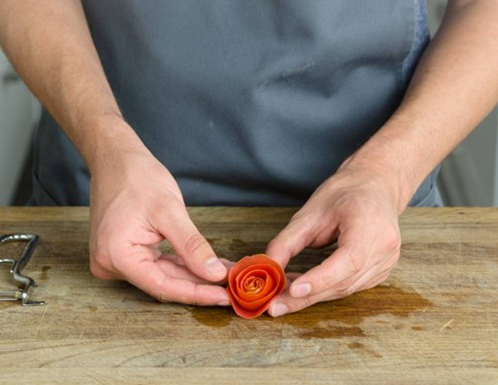 Schritt 11: Die Schale zu einer Rose eindrehen. Schritt 11: Die Schale zu einer Rose eindrehen.