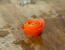 Schritt 12: Die Schale zu einer Rose eindrehen. Schritt 12: Die Schale zu einer Rose eindrehen.