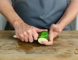 Schritt 1: Die Zucchini seitlich einschneiden. Schritt 1: Die Zucchini seitlich einschneiden.