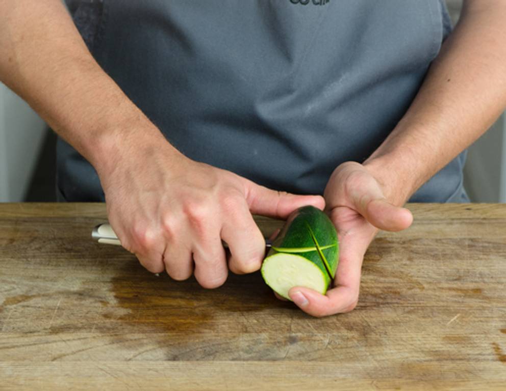 Schritt 2: Überkreuz neben dem ersten Schnitt nochmals einschneiden. Schritt 2: Überkreuz neben dem ersten Schnitt nochmals einschneiden.
