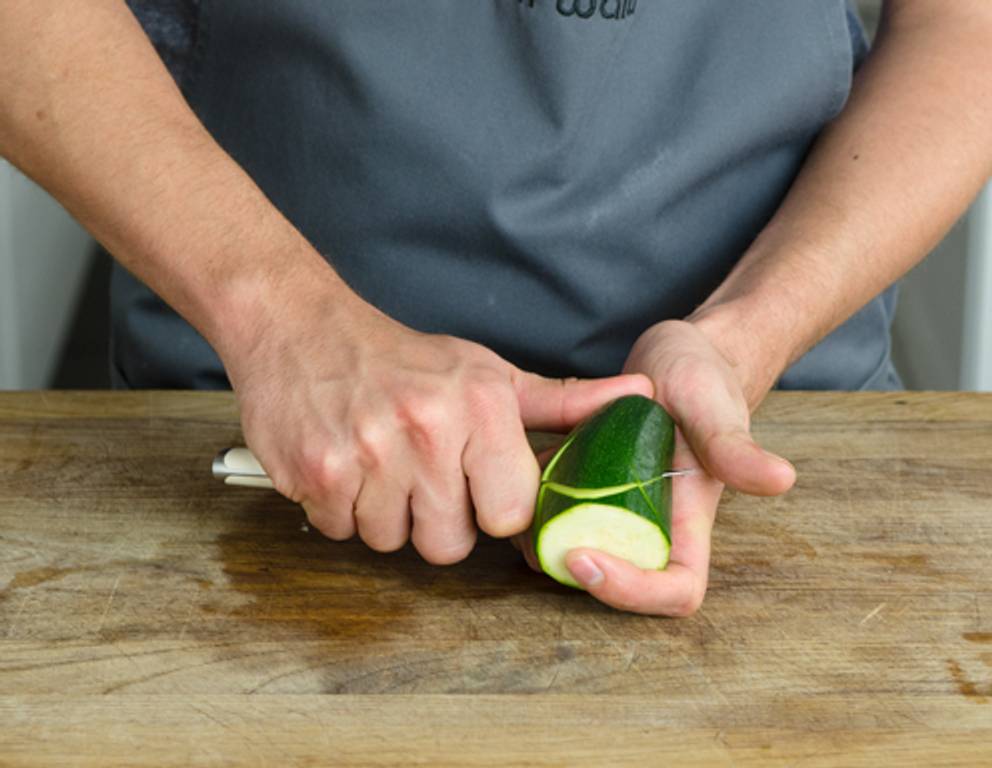 Schritt 3: Diesen Vorgang rund um die ganze Zucchini wiederholen. Schritt 3: Diesen Vorgang rund um die ganze Zucchini wiederholen.