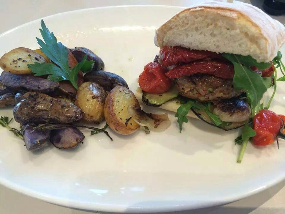 Ciabatta Burger mit mediterranem Gemüse und Rosmarinkartoffeln
