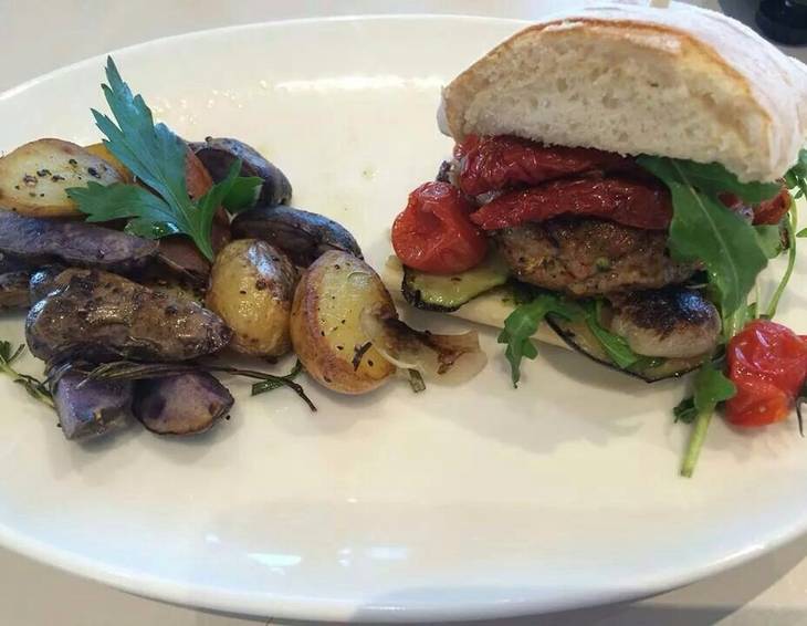 Ciabatta Burger mit mediterranem Gemüse und Rosmarinkartoffeln Ciabatta Burger mit mediterranem Gemüse und Rosmarinkartoffeln