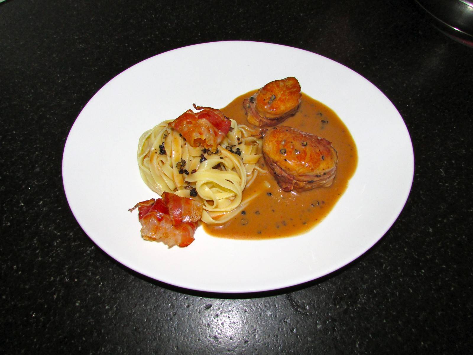 Schweinemedaillons in Pfeffer-Grappa-Obers Sauce