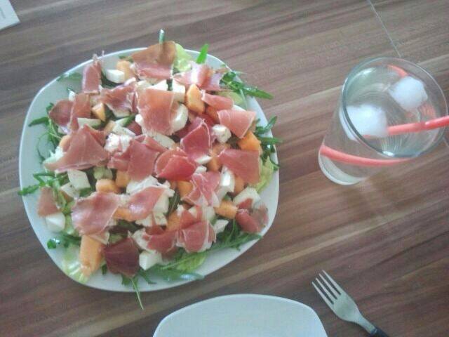 Melonen-Schinken-Salat Rezept - ichkoche.de Melonen-Schinken-Salat Rezept - ichkoche.de