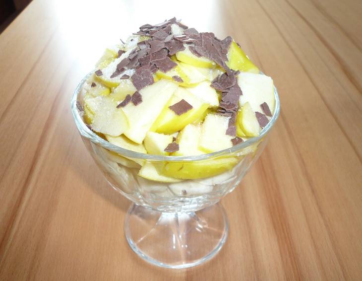 Obstsalat im Glas mit Eis und Butterkeksen Rezept - ichkoche