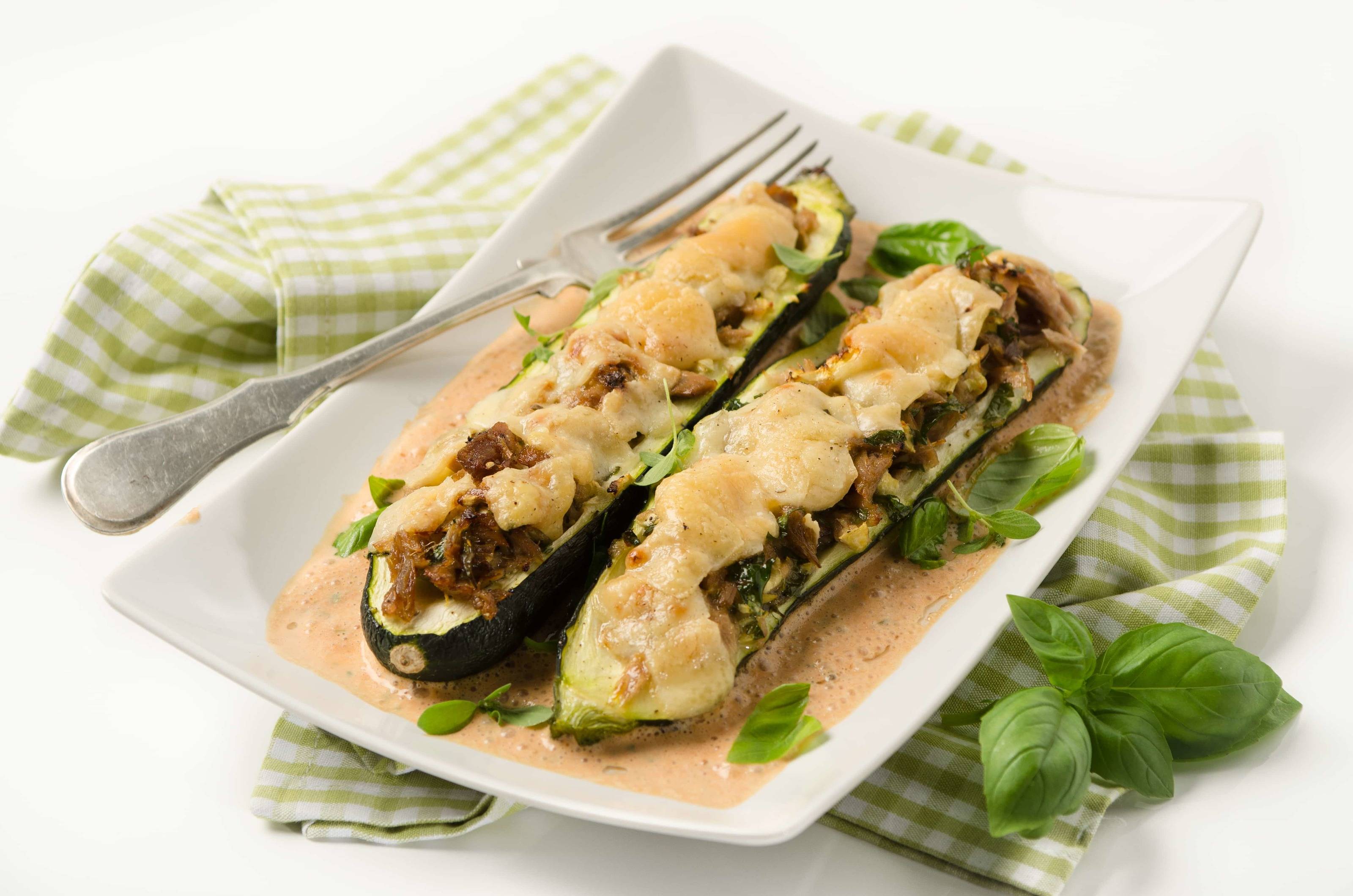 Gefüllte Zucchini mit Faschiertem und Mangold Rezept - ichkoche.ch Gefüllte Zucchini mit Faschiertem und Mangold Rezept - ichkoche.ch