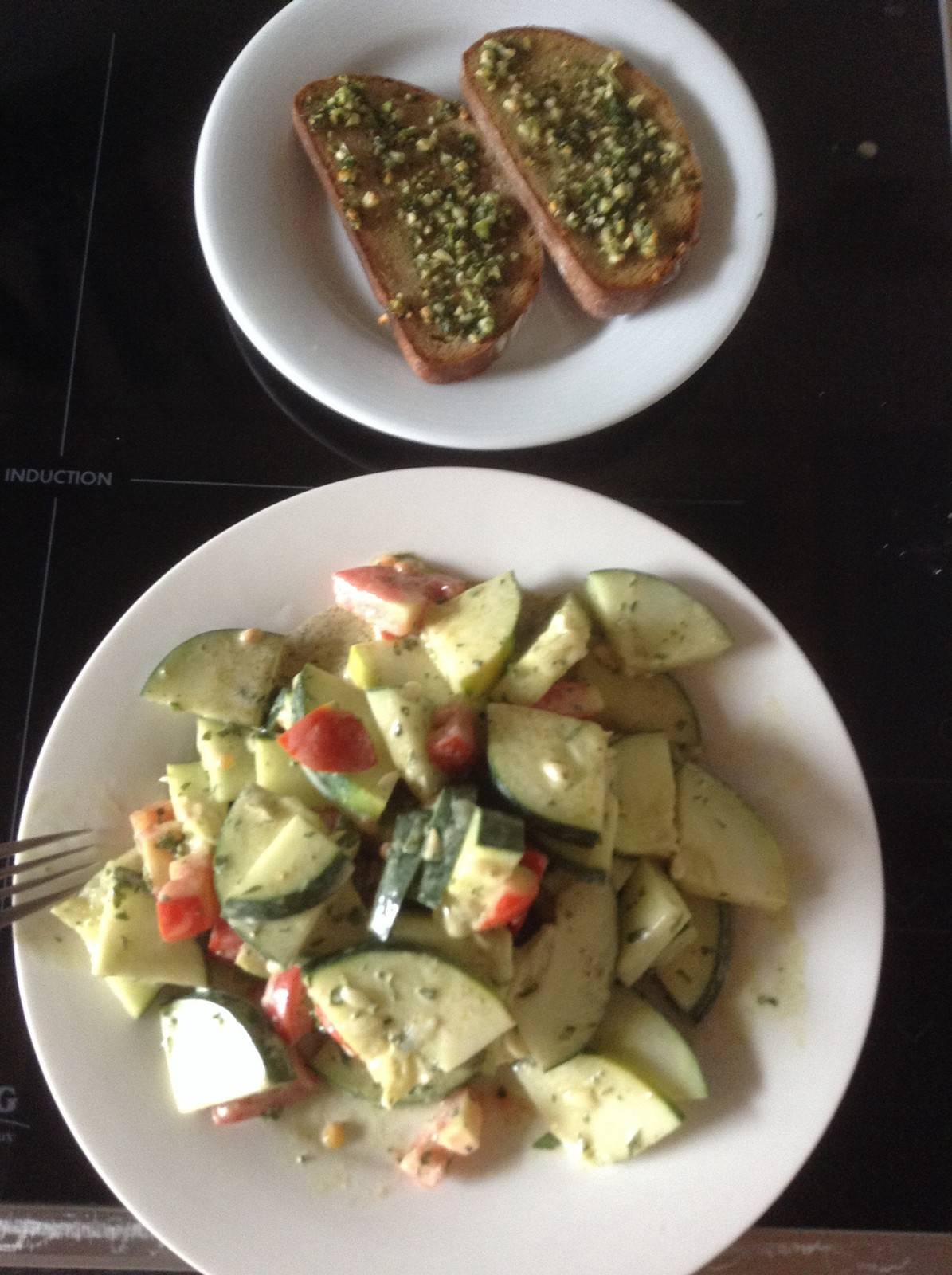 Gurken-Tomatensalat mit Joghurt-Kernöldressing