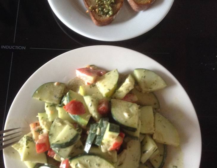 Gurken-Tomatensalat mit Joghurt-Kernöldressing Gurken-Tomatensalat mit Joghurt-Kernöldressing