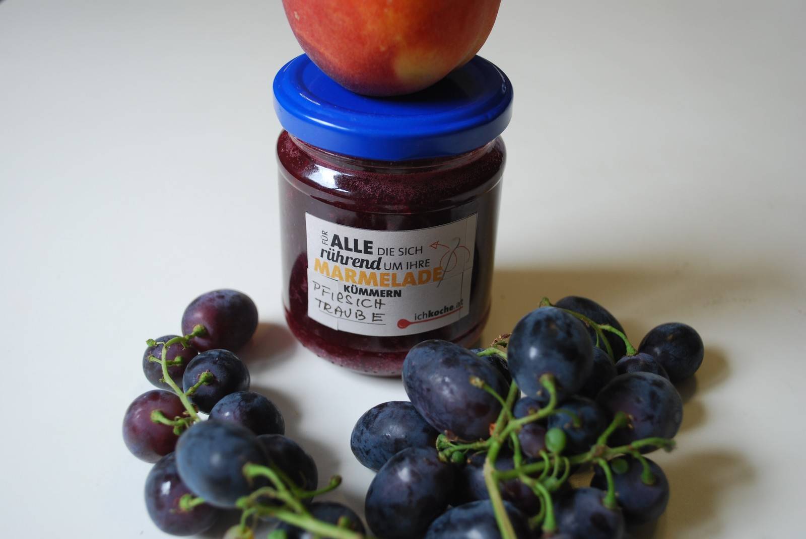 Pfirsichmarmelade mit blauen Trauben Rezept - ichkoche.de