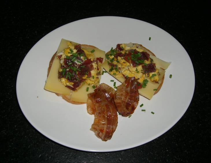 Käsebrot mit Rührei und Hobelfleisch