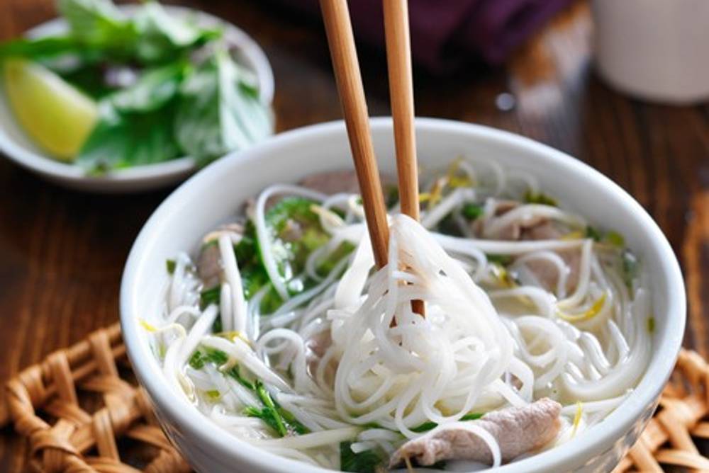 Mit Stäbchen essen Mit Stäbchen essen