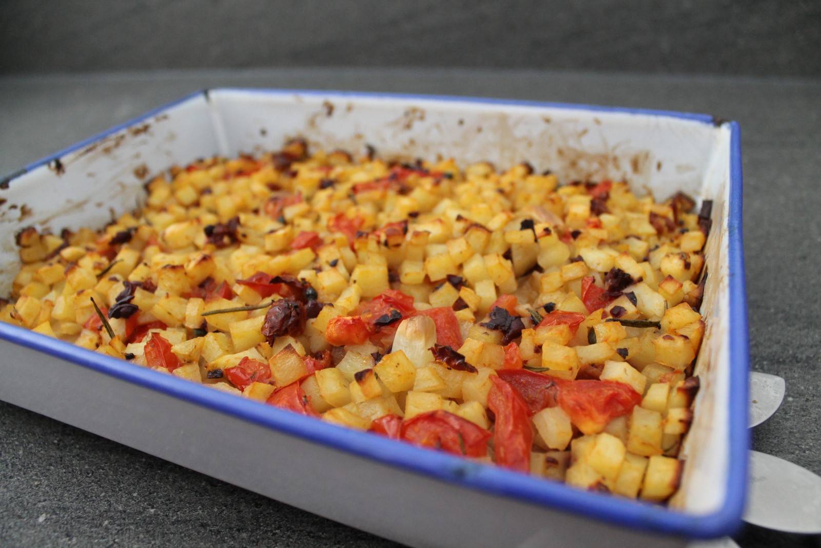 Mediterrane Erdäpfel mit Oliven und Tomaten