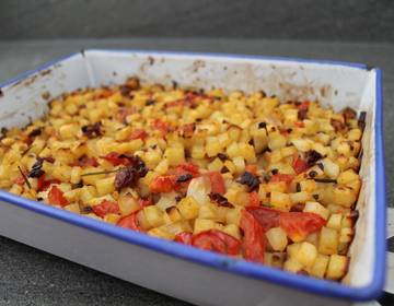 Mediterrane Erdäpfel mit Oliven und Tomaten