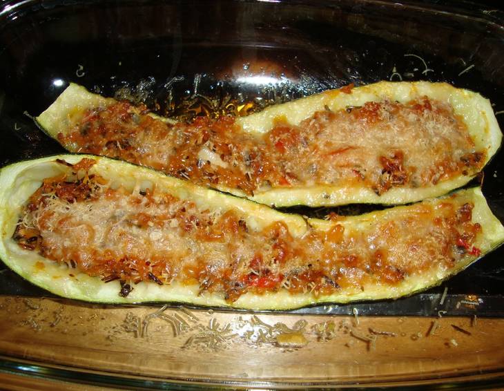 Vegetarisch gefüllte Zucchini