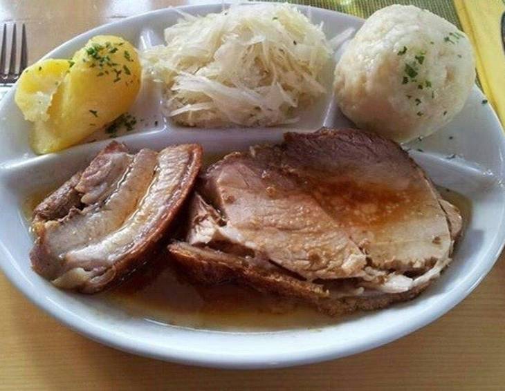 Schweinsbraten mit Stockkraut und Waldviertler Knödel