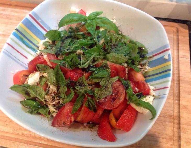 Tomaten-Mozzarella Salat mit Kürbiskernöl Tomaten-Mozzarella Salat mit Kürbiskernöl