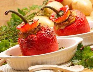 Gefüllte Paprika mit Paradeisersauce - Grundrezept Gefüllte Paprika mit Paradeisersauce - Grundrezept