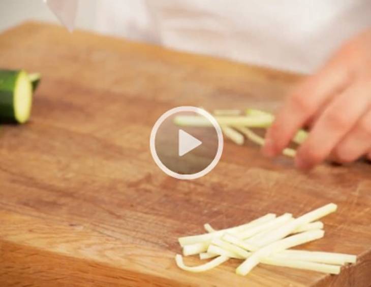 Wie schneidet man Gemüsejulienne?