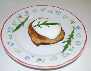 Zucchini-Blinis mit Zitrone-Knoblauch-Dip