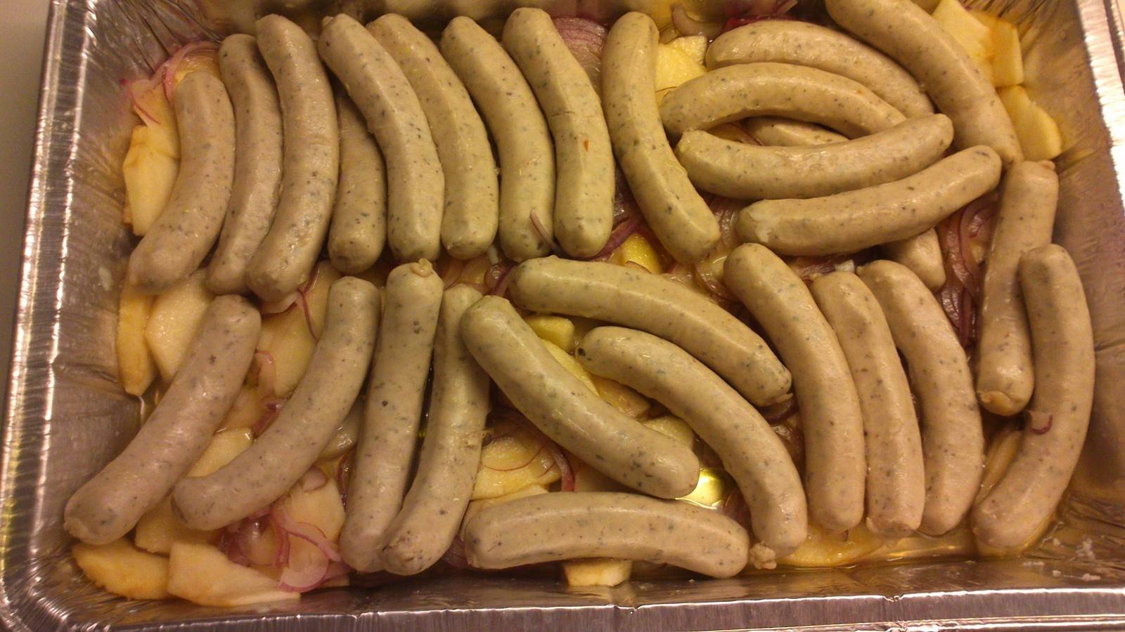 Bratwürstel mit Äpfeln und Zwiebeln vom Grill Rezept - ichkoche.de Bratwürstel mit Äpfeln und Zwiebeln vom Grill Rezept - ichkoche.de