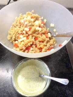 Nudelsalat mit Joghurt-Kernöldressing Rezept - ichkoche.de Nudelsalat mit Joghurt-Kernöldressing Rezept - ichkoche.de