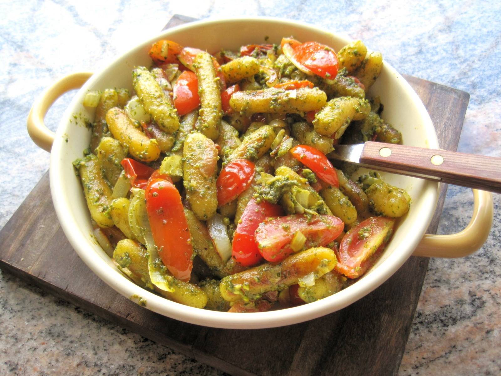 Schupfnudeln mit Pesto und Tomaten