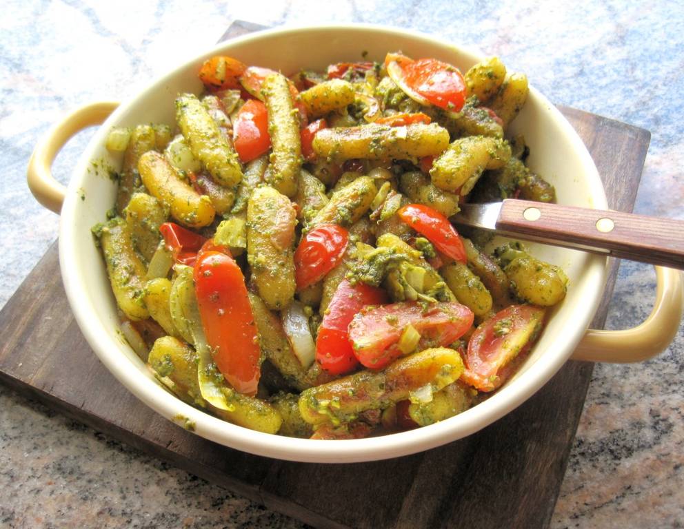Schupfnudeln mit Pesto und Tomaten Schupfnudeln mit Pesto und Tomaten