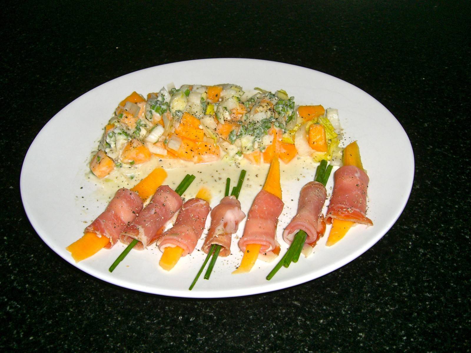 Chicorée-Melonen-Salat mit Roquefort-Dressing