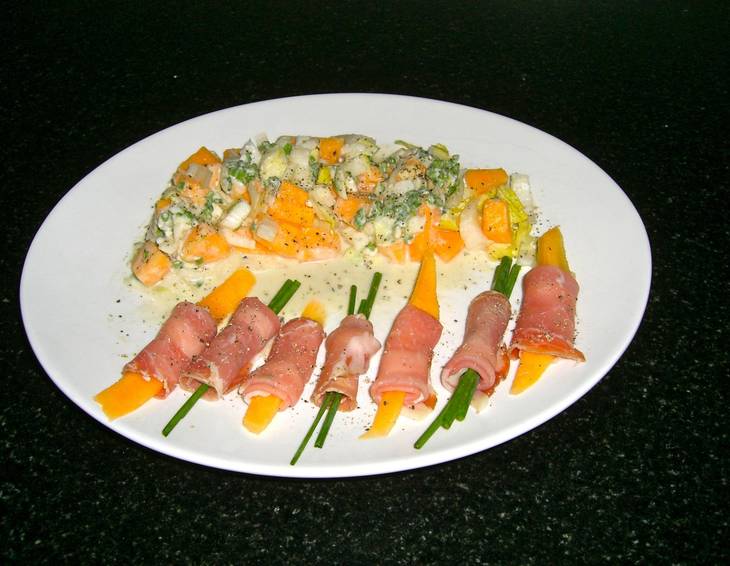 Chicorée-Melonen-Salat mit Roquefort-Dressing
