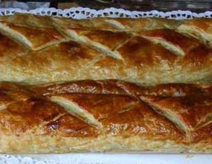 Schneller Apfel-Nuss-Strudel mit Rosinen Schneller Apfel-Nuss-Strudel mit Rosinen
